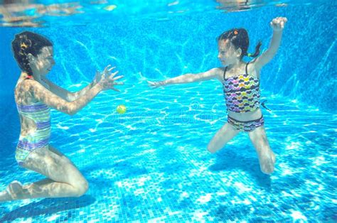 Kinder Schwimmen Im Unterwasser Pool Glückliche Aktive Mädchen Haben