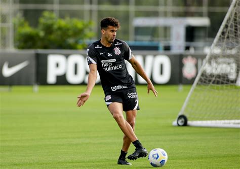 Léo Santos durante o treino no CT do Corinthians