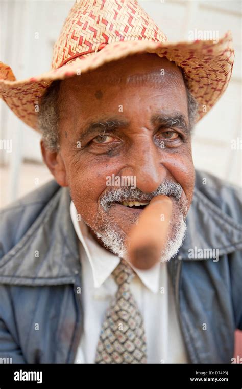 Cuba Cigar Old Man Smoking Cuban Man Hi Res Stock Photography And