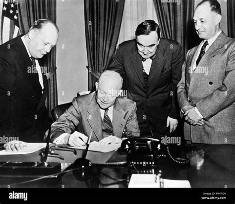 El Presidente Dwight D Eisenhower Firma Un Anuncio Q