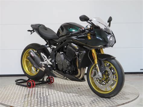 Details On The Custom Bike Triumph Speed Triple 1200 RR British Racing