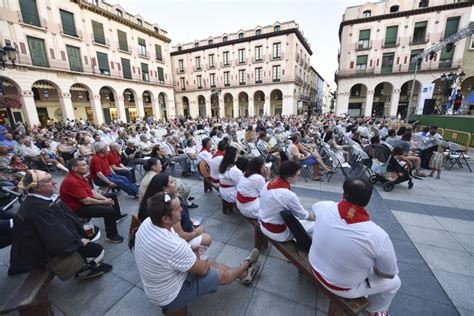 Huesca vibra con el folclore aragonés navarro y asturiano