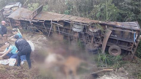 Caminh O Na Contram O Provoca Capotamento De Carreta E Morte De Seis