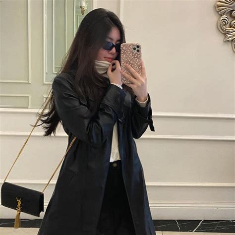 Danh tính hot girl sinh năm 2001 tự sắm biệt thự hơn 30 tỷ mua siêu xe Porsche cùng loạt đồ