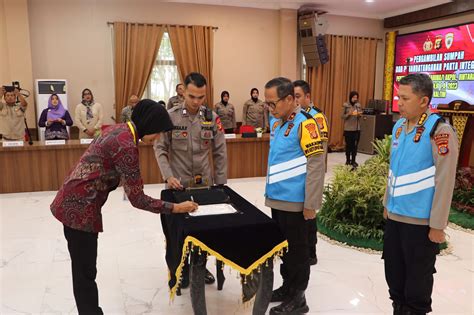 Wakapolda Kaltim Pimpin Pengambilan Sumpah Dan Penandatanganan Pakta