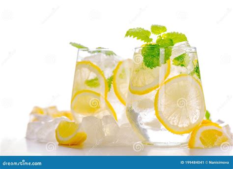 Bebida De Limonada Em Um Copo Imagem De Stock Imagem De Bebida