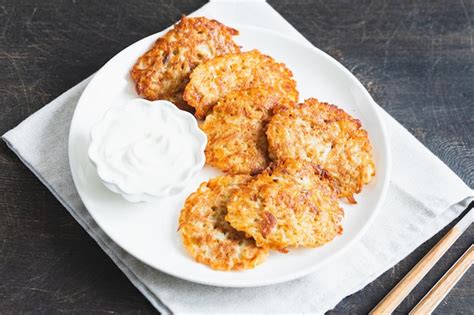 Tortitas De Patata O Latkes O Draniki Con Crema Agria Comida Ucraniana