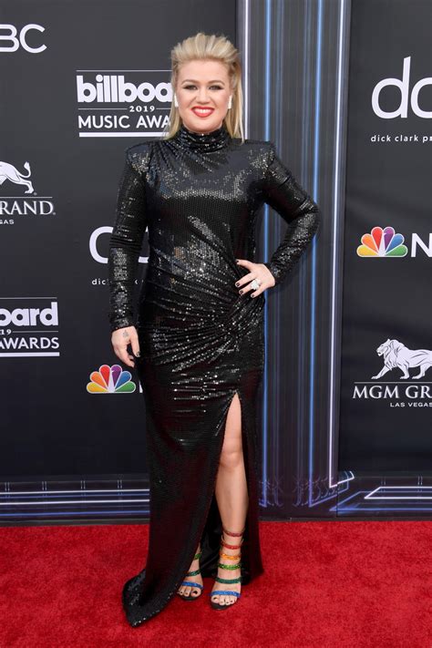 2019 Billboard Music Awards: Kelly Clarkson Red Carpet Photos