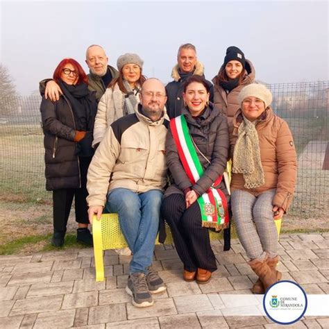 Inaugurata A Scuola A Mirandola La Panchina Gialla Per Dire No Al