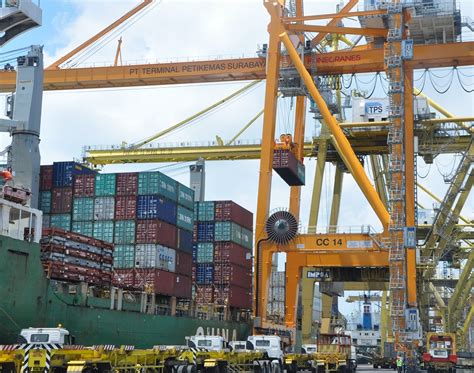 Terminal Petikemas Surabaya Siap Operasikan Container Crane Terbesar