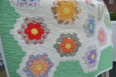 Vintage 1930s Quilt Grandmother S Flower Garden Quilt Etsy Quilts Grandmothers Flower