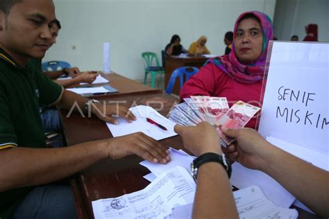 PENYALURAN ZAKAT FAKIR MISKIN ANTARA Foto