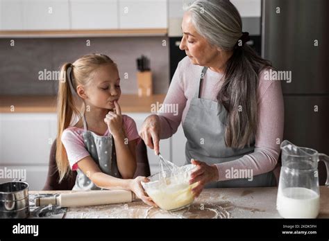 Bonne Petite Fille Caucasienne Et Grand M Re Mature Tal Es De Farine Pr Parer D Guster La P Te