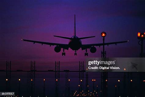 Plane Landing Night Photos and Premium High Res Pictures - Getty Images