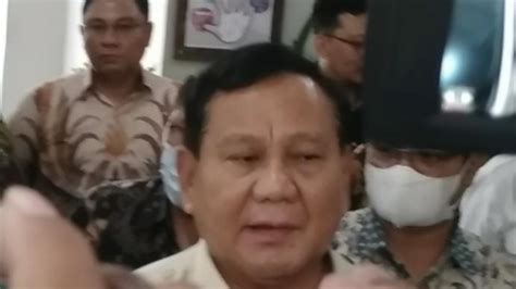 Foto Prabowo Doakan Cak Nun Yang Mengalami Pendarahan Otak Semoga