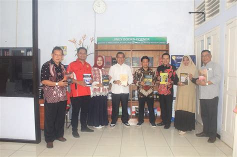 Dekan Fh Unsoed Apresiasi Inisiasi Jimly Books Corner Di Fakultas Hukum