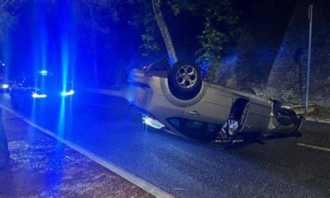 Macerata Auto Si Ribalta Lungo Le Mura Conducente Illeso Picchio