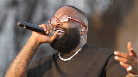 Rick Ross Et Sa Nouvelle Petite Amie Se Retrouvent Sur Le PDA Lors Des