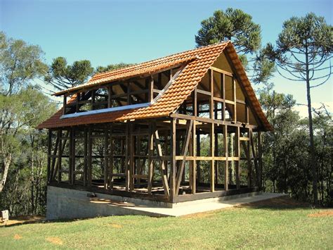 Montagem de uma casa enxaimel Sobre a base a estrutura de madeira é