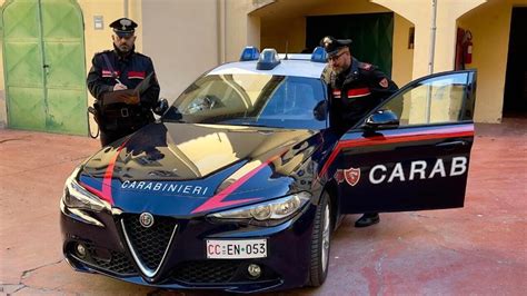 Tira Pugni Bastone Telescopico E Hashish In Auto Un Arresto E Pioggia