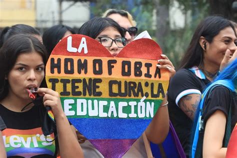 Movimientos Lgtbi Protestan Contra El Odio Y Discriminación En La Mayor Región Boliviana Xeu