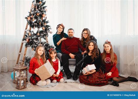 Fam Lia Grande Sentada Em Casa Perto Da Rvore De Natal Foto De Stock