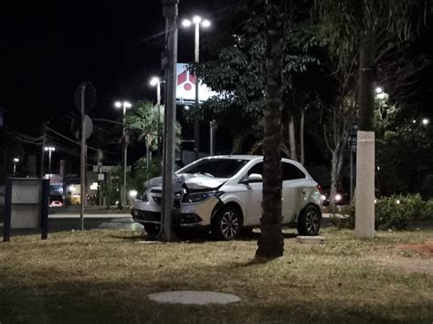 Carro se choca contra poste em rotatória e deixa três feridos Marília