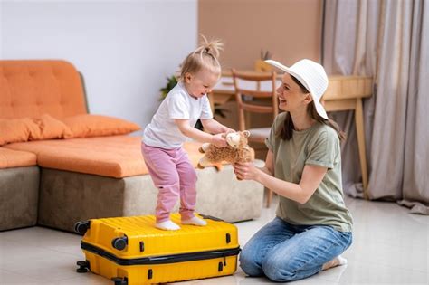 M E E Beb Bagagem De Mala Amarela E Fam Lia De Roupas Pronta Para