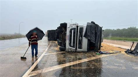 Motorista tomba carreta carregada soja em rodovia no Paraná Sou Agro