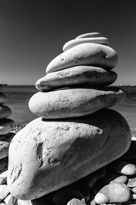 Pir Mide De Pedra Equilibrada Na Costa Do Mar Harmony And Balance