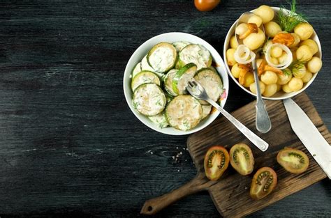 Gebakken Courgette Jonge Gekookte Aardappelen Met Dille En Gefrituurde