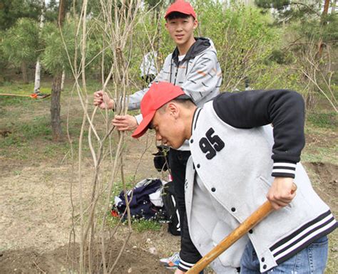 “生态文明，你我同行”——工程学院组织开展义务植树活动 工程学院