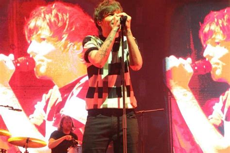 Louis Tomlinson chega ao Brasil e entrega show de milhões