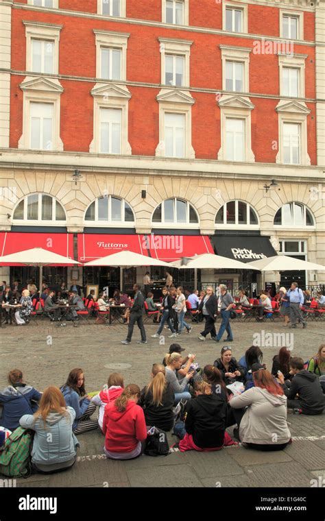 Uk England London Covent Garden People Crowd Stock Photo Alamy