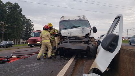 Motorista De Van Fica Encarcerado Ap S Colis O Caminhonete Na Br