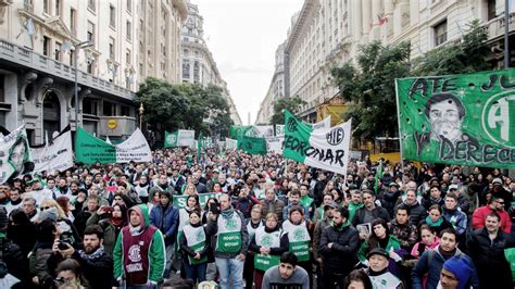 En El Marco De Un Paro Nacional Estatales Hicieron Un Abrazo