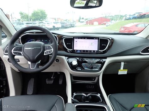 Chrysler Pacifica Hybrid Limited Black Dashboard Photo