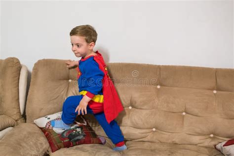 Gar On De Super H Ros Costume De Superman Image Stock Image Du Bambin