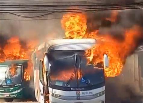 Criminosos incendeiam mais de 20 ônibus na zona oeste do Rio de Janeiro