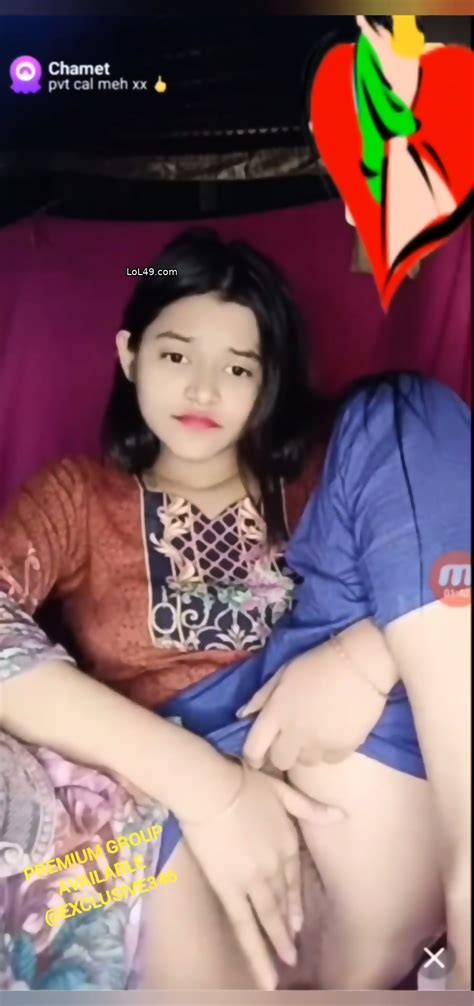 Chamet Girl Showing Her Pussy