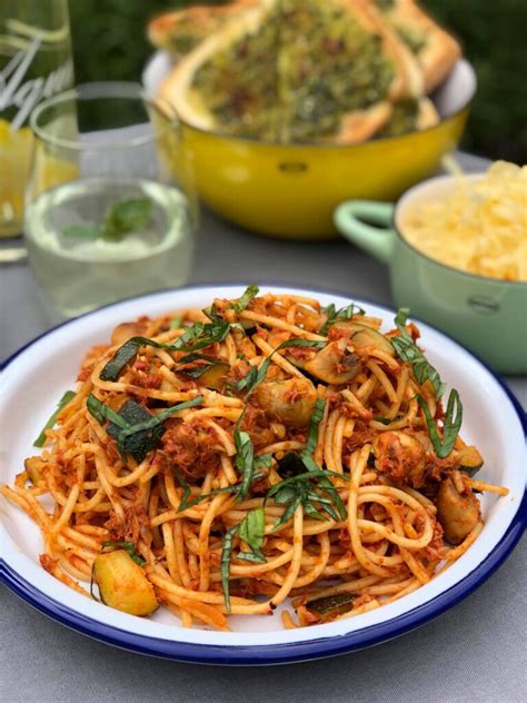 Spaghetti Met Tonijn In Tomatensaus Familie Over De Kook