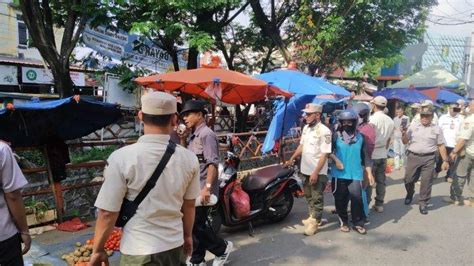 Satpol PP Kota Cilegon Tertibkan Pedagang Pasar Kranggot Yang Berjualan