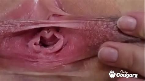 Amateur Pulls Her Pussy Lips Apart XNXX