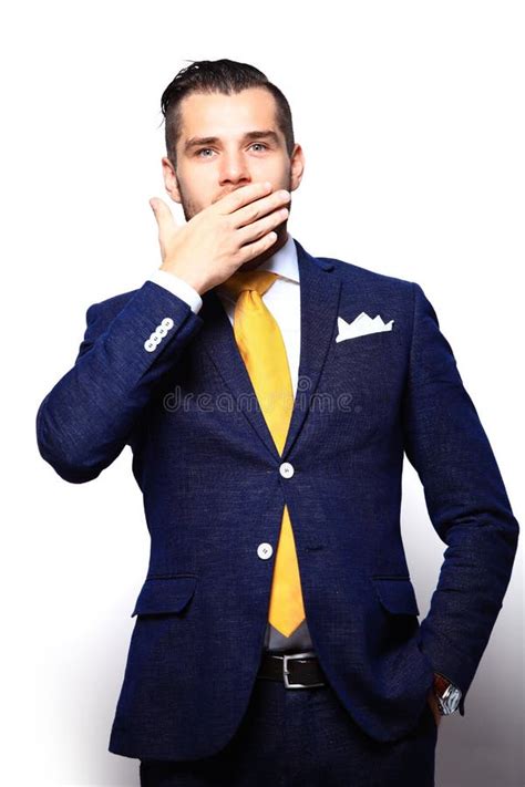 Retrato Del Hombre Joven Con La Expresión Facial Chocada Foto de