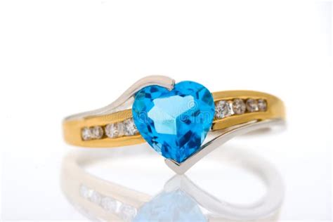 Anillo De Diamantes Del Oro Con El Zafiro Azul En Forma De Corazón