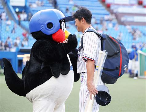 【ヤクルト】今季引退の嶋、内川、坂口が出場登録 内川は古巣dena三浦監督らにあいさつ プロ野球写真ニュース 日刊スポーツ