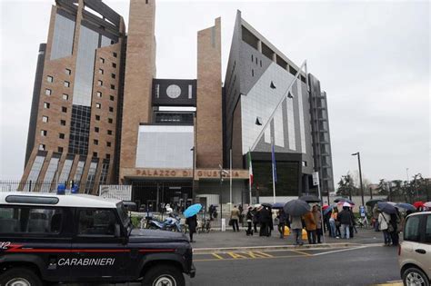 Migranti Striscione Pro Musk Davanti Ai Tribunali Di Firenze Prato