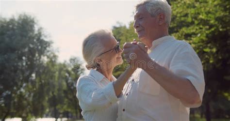 Feliz Pareja De Ancianos Bailando En El Parque De Verano Imagen De