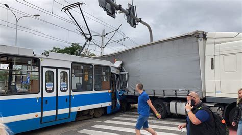 Wypadek we Wrocławiu Tramwaj zderzył się z TIR em Wrocław Radio ESKA