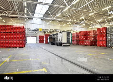 Verladen Von Waren In Einer Brauerei Warehouse Bierk Sten Mit